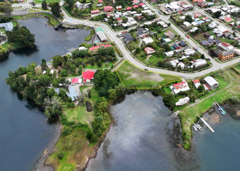 SITIO URBANO ORILLA LAGO EN COSTANERA  EN PUERTO OCTAY