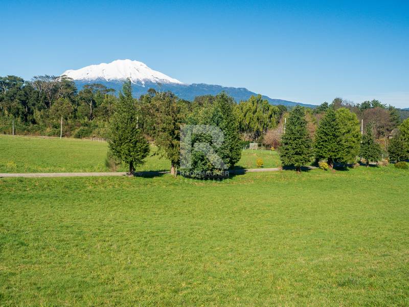 PARCELA EN CONDOMINIO CON VISTA VOLCANES Y ACCESO AL LAGO.