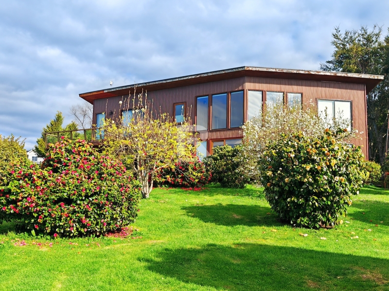 CASA CON ORILLA DE LAGO Y VISTA VOLCANES