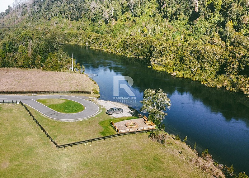 PARCELA EN CONDOMINIO CON ORILLA DE RO A 3KM DE PTO. VARAS