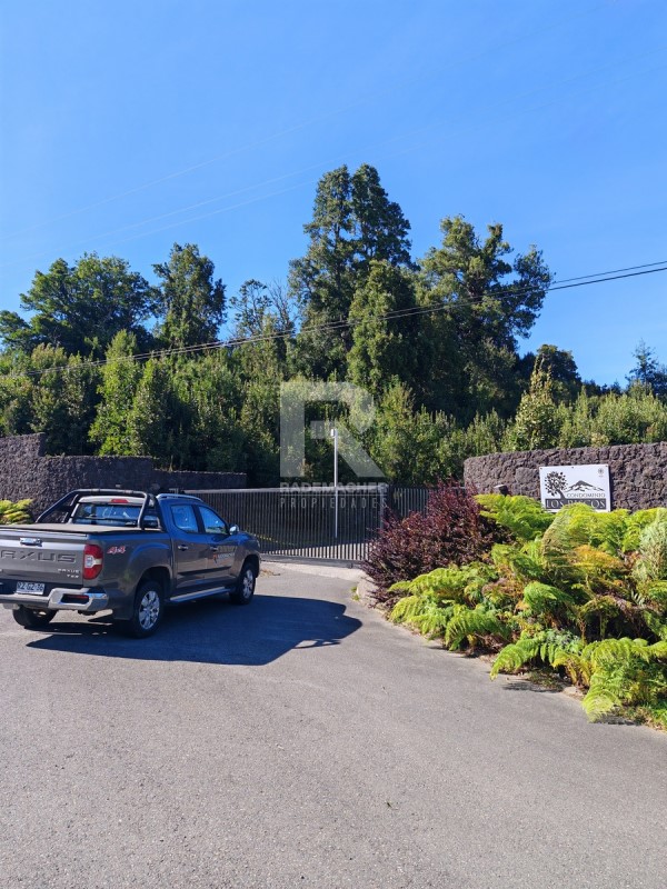 PARCELA EN CONDOMINIO LOS RISCOS, CON ACCESO A LAGO