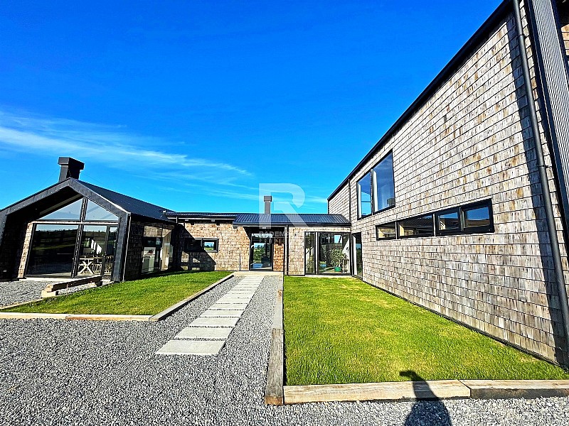 ESPECTACULAR CASA CON VISTA VOLCANES EN LLANQUIHUE...