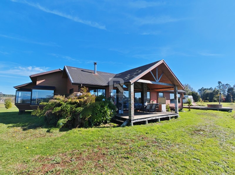 CASA 4 DORMITORIOS CON VISTA AL LAGO Y VOLCANES EN TOTORAL